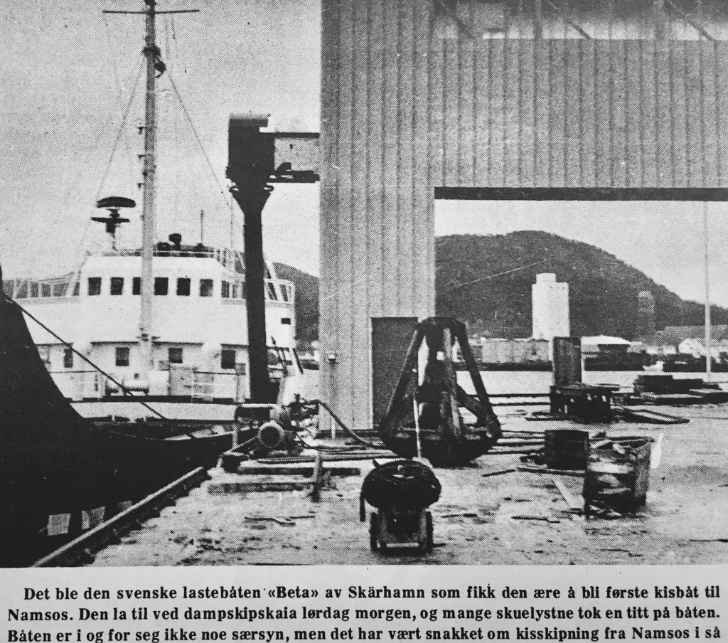 Faksimile av lastebåt som ligger ved kai. Teksten forteller at båten «Beta» var første kisbåt til Namsos.