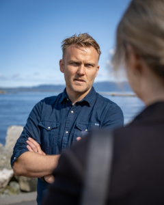 Mann oppstilt foran kvinne og kamera